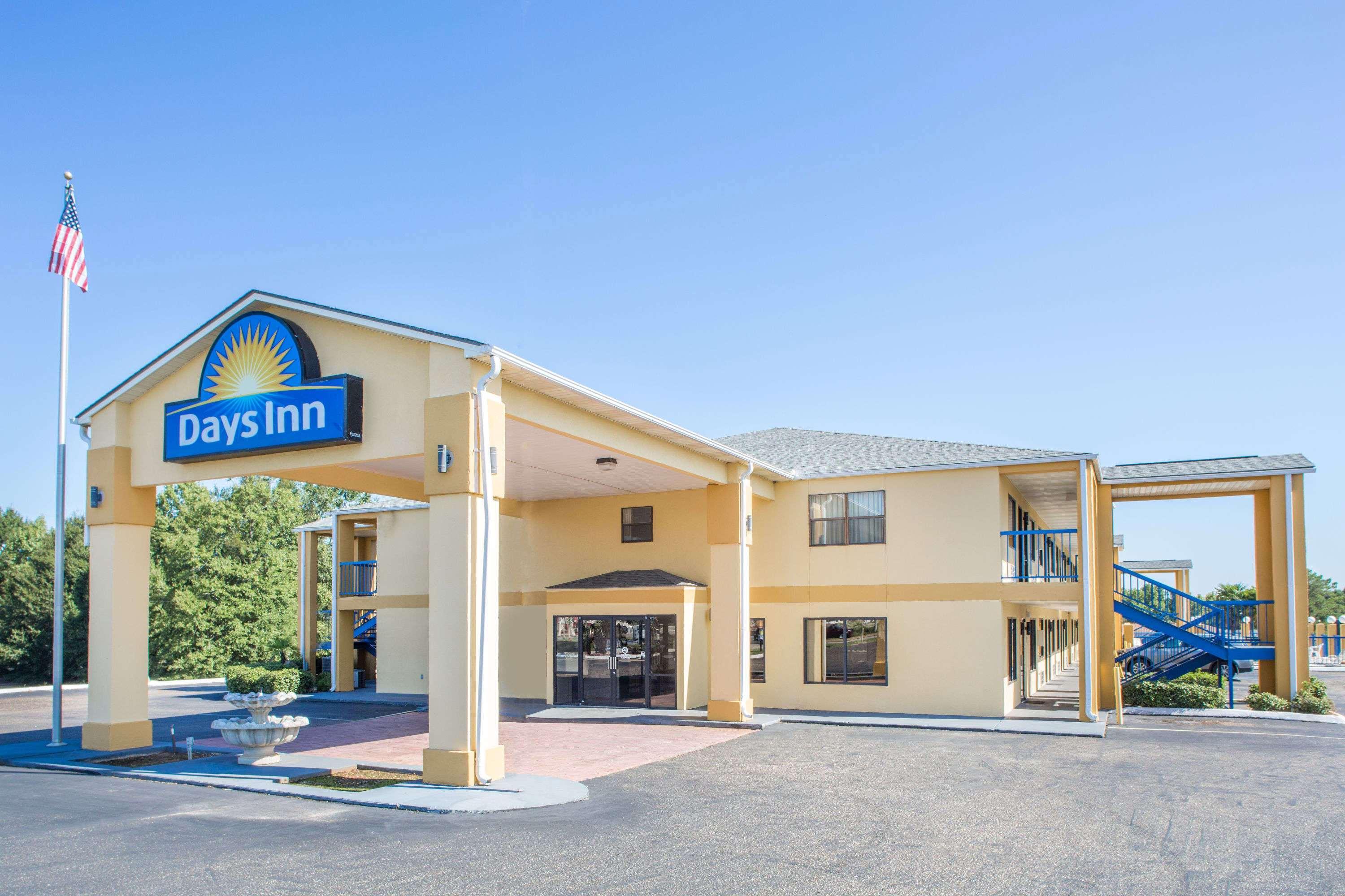 Days Inn By Wyndham Ентърпрайз Екстериор снимка